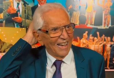 Carlos Alberto de Nóbrega comemora sete anos de casamento com viagem luxuosa