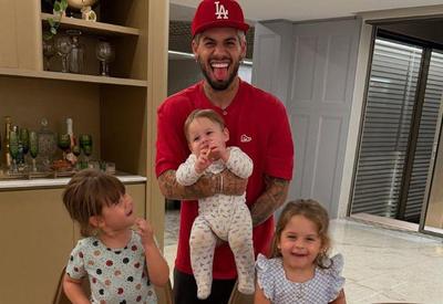 Zé Felipe mostra filhos visitando sua casa nova em Goiânia