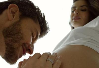 Camila Queiroz e Klebber Toledo anunciam gravidez: "O amor da nossa vida"