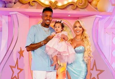 Filha de Éder Militão e Karoline Lima ganha bolo surpreendente de aniversário