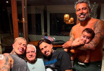 Após término, MC Daniel posa com o filho e recebe apoio dos pais: "Família é a paz"