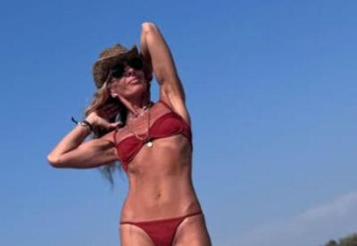 Após publicar foto ousada, Adriane Galisteu rebate críticas: "Sou bem resolvida"