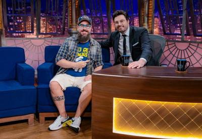 De viral na internet à TV: Cleber Rosa fala de Chico da Tiana no "The Noite"