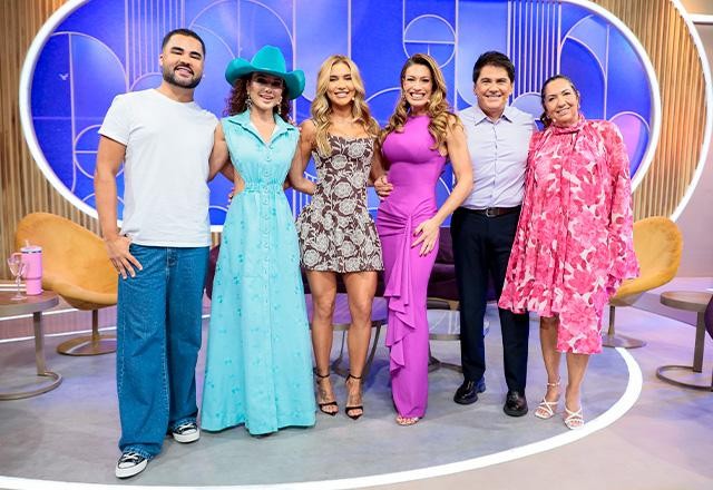Lucas Guedez, Paula Fernandes, Virginia, Elaine Mickely, Cesar Filho e Margareth Serrão posam juntos para foto.