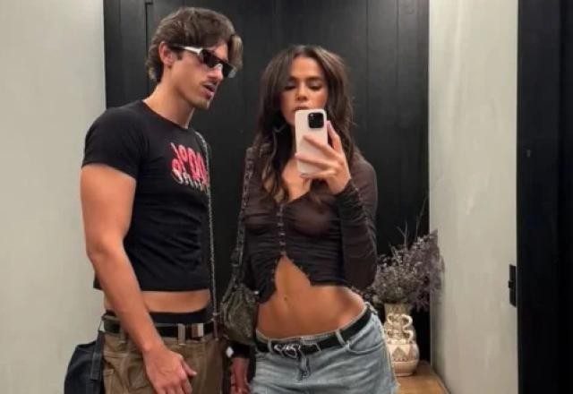 Bruna Marquezine e Daniel Campos posam juntos na frente do espelho