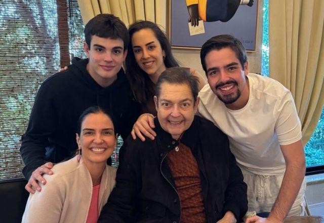 Faustão posa com os três filhos e a esposa.