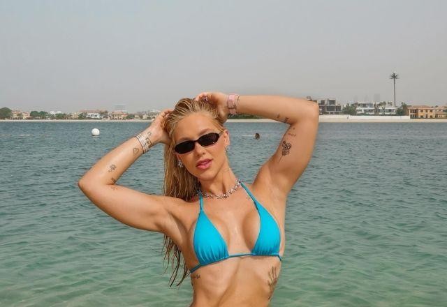 Virginia Fonseca usando biquíni azul em praia de Dubai
