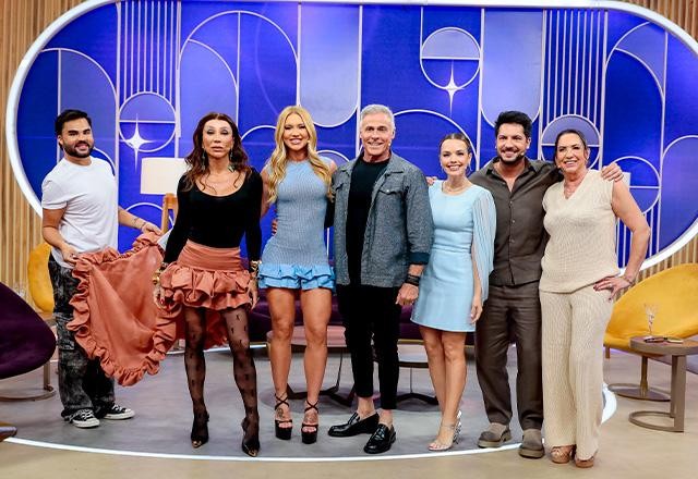 Maya Massafera, Oscar Magrini e Thaeme & Thiago posam juntos para foto.