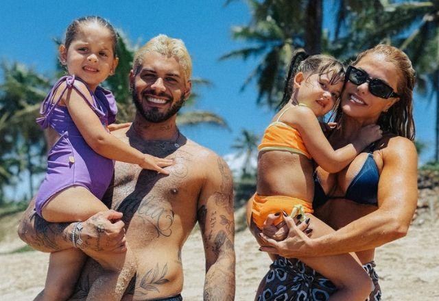 Poliana Rocha e Zé Felipe com Maria Alice e Maria Flor na praia